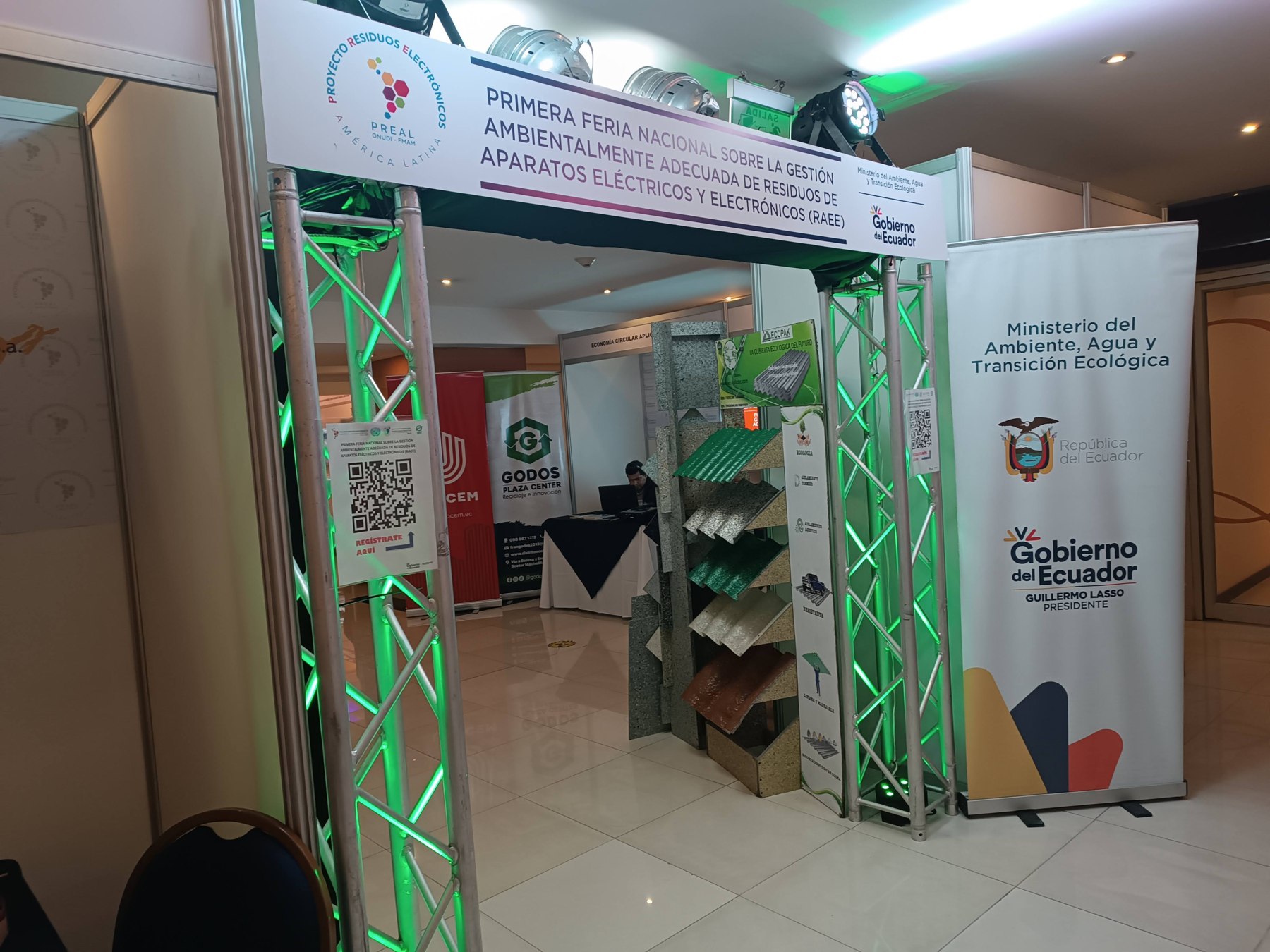 Módulos de feria con estructura, señalización y elementos de marca