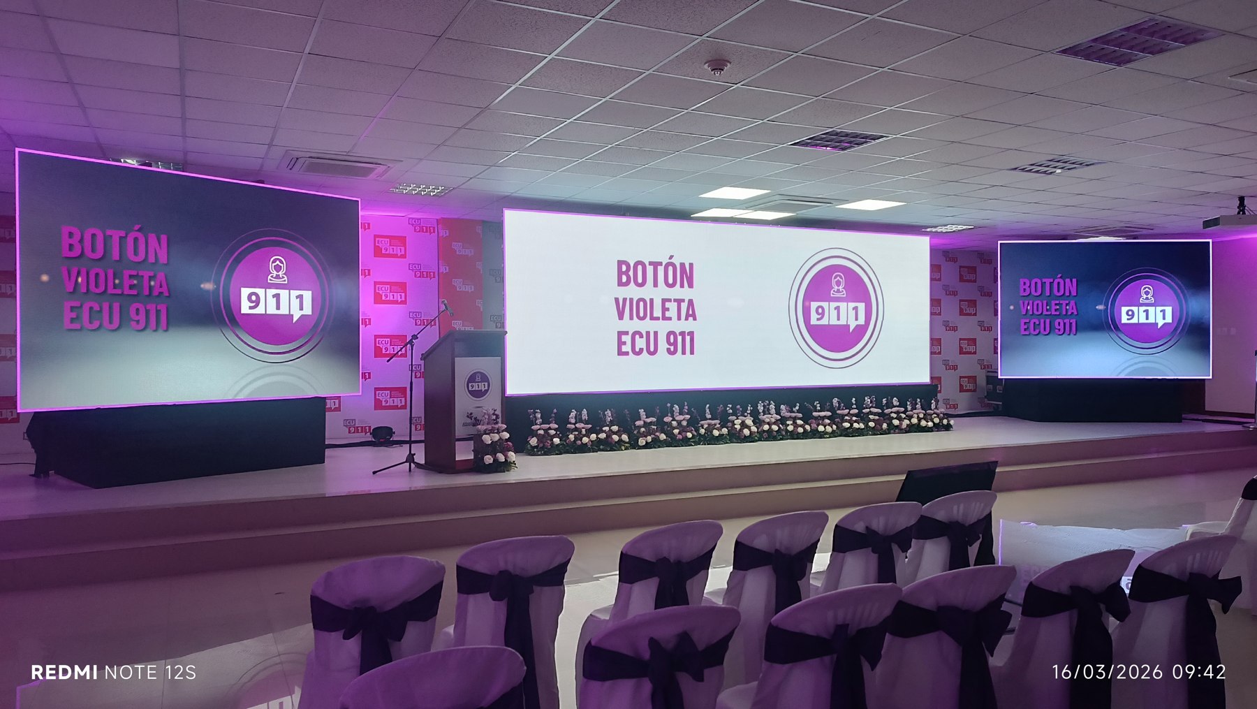 Escenario con pantallas e iluminación violeta