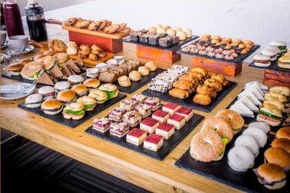 Mesa de catering con bocaditos para los asistentes