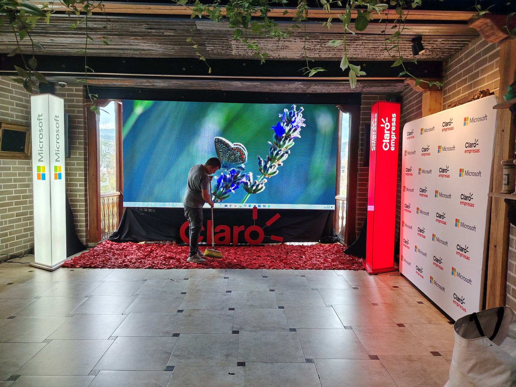 Pantalla LED de gran formato en una experiencia de marca Claro
