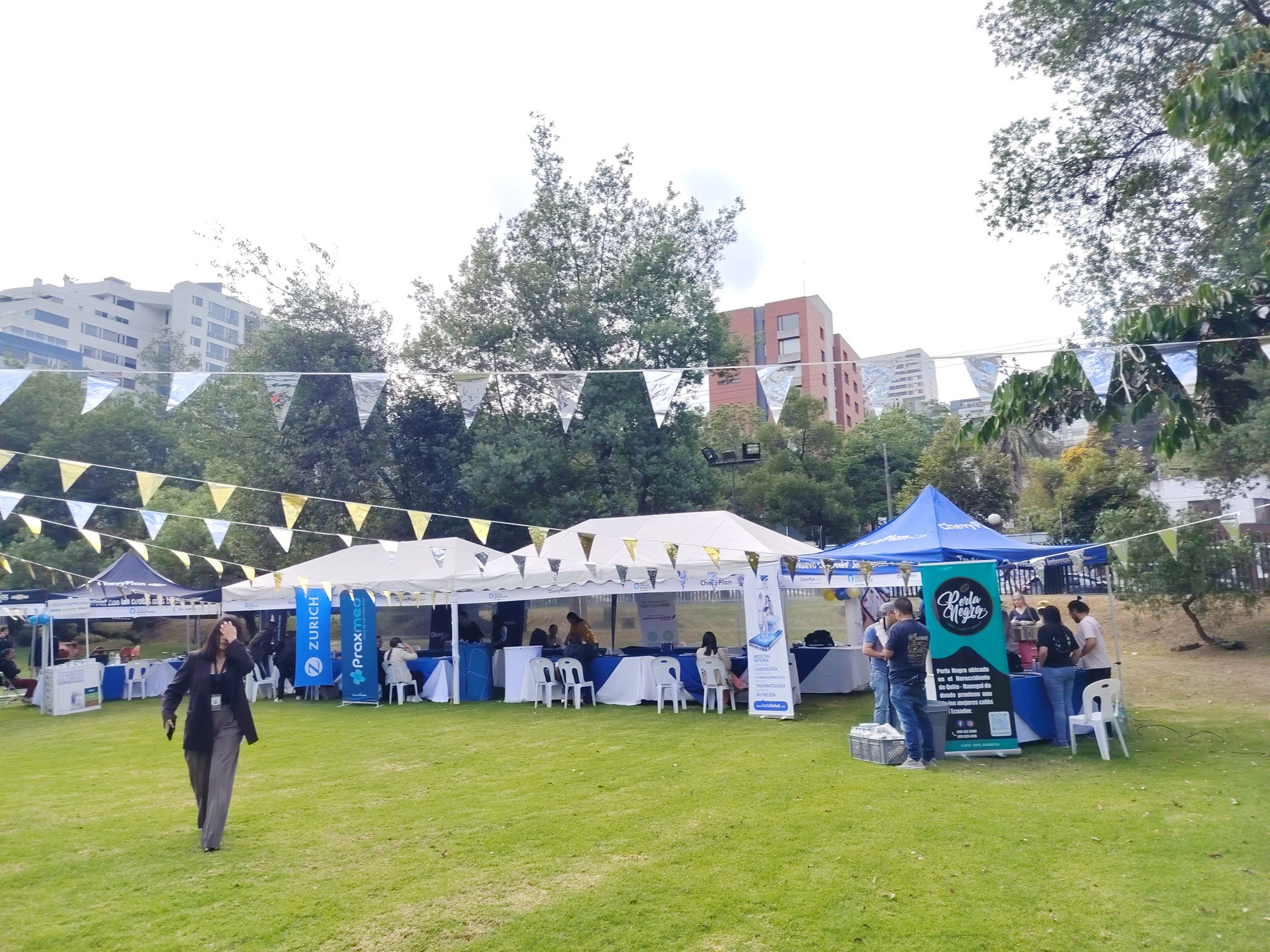 Feria con carpas y módulos de atención al aire libre
