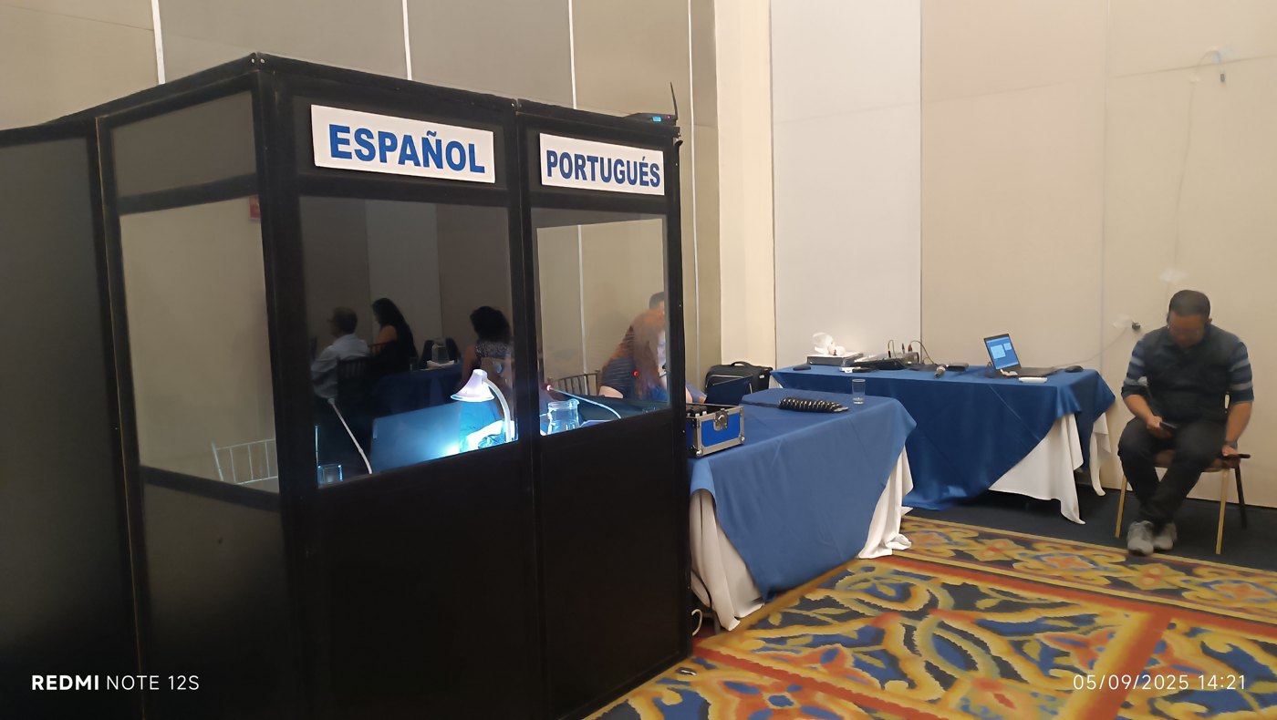 Cabinas de interpretación español–portugués.